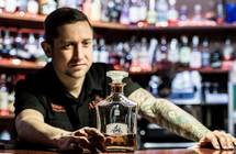 Barman za barem při přípravě rumového nápoje